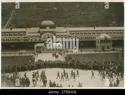 Canfranc (Huesca), 07/18/1928. Inauguration de la station internationale Canfranc, en présence du président de la République française Raymond Poincaré et du roi d'Espagne Alphonse XIII Dans l'image, le public regarde le défilé. Crédit : Album / Archivo ABC / M. Rol Banque D'Images