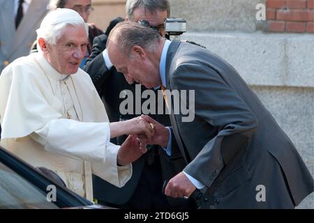 08/19/2011. Madrid. Espagne. Palais Zarzuela. Les rois Don Juan Carlos et Doña Sofia, ainsi que les princes des Asturies Felipe et Letizia : Infantas Leonor et Sofia. L’Infante Elena et ses enfants Froilan et Victoria Fedica ont reçu le pape Benoît 08/19/2011. Madrid. Espagne. Palais Zarzuela. La famille royale : le roi Juan Carlos, la reine Sofia. Princesses des Asturies Felipe et Letizia et leurs filles Leonor et Sofia. La Princesse Elena et ses fils Froilan et Victoria Federica ont reçu le Pape Benoît XVI lors de sa visite en Espagne à l’occasion des Journées mondiales de la Jeunesse. Les rois, les princes des Asturies et leurs Banque D'Images