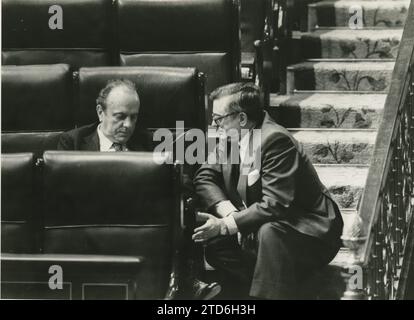 05/24/1983. Madrid, 2/28/1985.- José María Ruiz Gallardón s’entretient avec Manuel Fraga Iribarne au Congrès des députés. Crédit : Album / Archivo ABC / Luis Alonso Banque D'Images