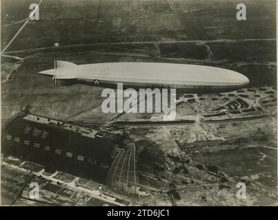 Akron (Ohio, États-Unis), 10/31/1929. Le dirigeable USS Los Angeles survole le hangar où commencera la construction du dirigeable USS Akron, qui sera le plus grand au monde. Crédit : Album / Archivo ABC / Ortiz Banque D'Images