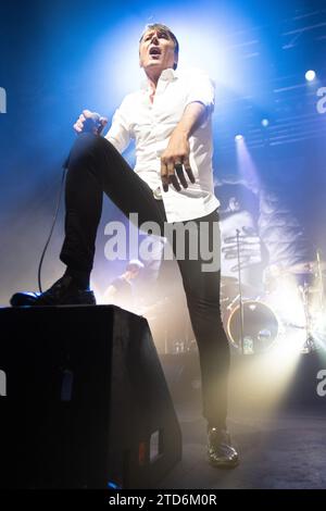 Londres, Royaume-Uni. 16 décembre 2023. Le chanteur Brett Anderson du groupe de rock anglais Suede se produit la deuxième de trois soirées à Electric Brixton. Crédit : Justin ng/Alamy Live News Banque D'Images