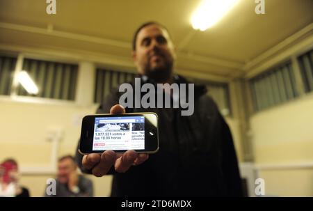 Sant Viçenc dels Horts (Barcelone), 11/09/2014. Oriol Junqueras préside l’une des tables de l’Institut Frédéric Mompou lors de la journée de participation non contraignante, afin que les Catalans puissent s’exprimer sur l’indépendance de la Catalogne. Photo : Inés Baucells. ARCHDC. Crédit : Album / Archivo ABC / Inés Baucells Banque D'Images