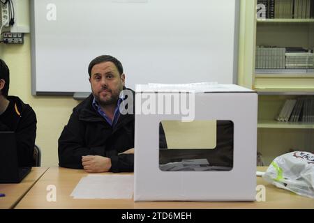 Sant Viçenc dels Horts (Barcelone), 11/09/2014. Oriol Junqueras préside l’une des tables de l’Institut Frédéric Mompou lors de la journée de participation non contraignante, afin que les Catalans puissent s’exprimer sur l’indépendance de la Catalogne. Photo : Inés Baucells. ARCHDC. Crédit : Album / Archivo ABC / Inés Baucells Banque D'Images