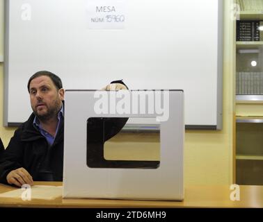 Sant Viçenc dels Horts (Barcelone), 11/09/2014. Oriol Junqueras préside l’une des tables de l’Institut Frédéric Mompou lors de la journée de participation non contraignante, afin que les Catalans puissent s’exprimer sur l’indépendance de la Catalogne. Photo : Inés Baucells. ARCHDC. Crédit : Album / Archivo ABC / Inés Baucells Banque D'Images