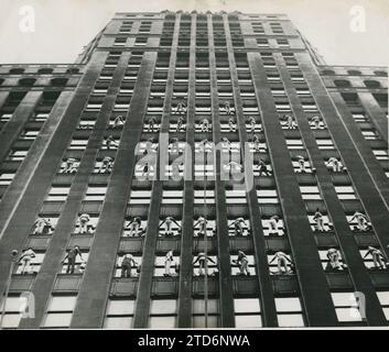 Chicago, 04/28/1948. Nettoyage du célèbre bâtiment commercial de Chicago, Merchandise Mart, considéré comme le plus grand de son genre dans le monde. La propreté, dont nous recueillons un instantané, est l'une des plus grandes jamais vues. Découvrez la véritable légion d'hommes qui, armés de chiffons, d'éponges et de seaux, se préparent à laver le visage du somptueux édifice. Crédit : Album / Archivo ABC / Ortiz Banque D'Images