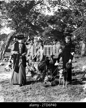 02/01/1911. Montería Regia à El Pardo sa Majesté la Reine Victoria Eugenia voit les chiens qui ont été utilisés dans la chasse. Crédit : Album / Archivo ABC / Francisco Goñi Banque D'Images