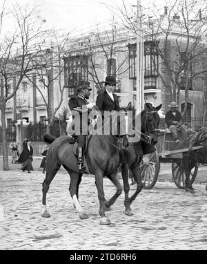 03/26/1911. Photo : sans signature les Rois à Séville S.M. Reine Victoria Eugenia se promenant à cheval dans les rues de la capitale, accompagné du Chef Picador de la Maison Royale, M. Crown. Crédit : Album / Archivo ABC / Juan Barrera Banque D'Images