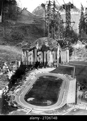 Préparatifs pour les Jeux Olympiques de 1924. A Chamonix, 1. Tremplin pour sauts à ski de 77 mètres de haut. 2. Compagnie aérienne que les Bolsleighs et les concurrents utiliseront pour gravir le pic du midi, 3. M. Frantz-Reichel. Secrétaire du Comité olympique français ; Edstrom. Président de la Fédération internationale d'athlétisme et délégué Peycelon du gouvernement français, 4. Paris Etat actuel des travaux au stade de Colombes. Crédit : Album / Archivo ABC Banque D'Images