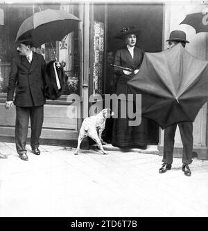 03/27/1911. Le jour royal à Séville. Sa Majesté la reine Victoria Eugenia quitte un magasin d'antiquités où elle fait quelques achats. Crédit : Album / Archivo ABC / Juan Barrera Banque D'Images