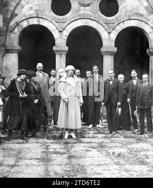 07/31/1920. Santander. De Medical week. Sa Majesté la reine Victoria (1), avec le duc d'Albany (2) et les membres du Congrès médical, lors de sa visite à l'église collégiale de Santillana. Crédit : Album / Archivo ABC / Julio Duque Banque D'Images