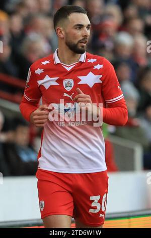 Adam Phillips #30 de Barnsley lors du match Sky Bet League 1 Barnsley vs Charlton Athletic à Oakwell, Barnsley, Royaume-Uni, le 16 décembre 2023 (photo par Alfie Cosgrove/News Images) à Barnsley, Royaume-Uni le 12/17/2023. (Photo Alfie Cosgrove/News Images/Sipa USA) Banque D'Images