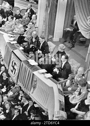 10/31/1935. Dans l'Opéra de Berlin après sa rénovation - un peu plus rapide, dit Sea of passage, que celle de l'ancien Théâtre Royal de Madrid -, la saison a été inaugurée dans l'Opéra de la capitale allemande, se mettant sur scène 'les maîtres chanteurss'. Sur la photo, ils apparaissent, de droite à gauche, le ministre de la Guerre, Von Blomber ; le ministre M. Goebbels, Mme Hess, le «Führer», Mme Goebbels, Rudolf Hess, lieutenant du Führer ; Mme Goering et le ministre Goering (photo Ortiz.). Crédit : Album / Archivo ABC / Ortiz Banque D'Images