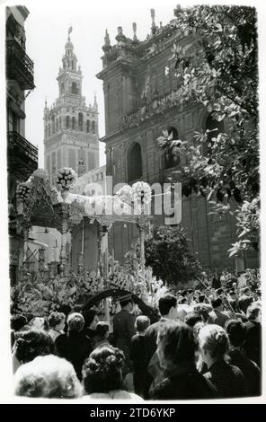 Lors de leur départ pour le pèlerinage de 1962, qui a eu lieu le 7 juin, la confrérie d’El Rocío de Séville n’a pas apporté son propriétaire, l’image de la Vierge vénérée au Salvador, à l’église paroissiale de San Juan de Aznalfarache. Le chariot transportait le simpecado de la confrérie tout au long du Camino. L'instantané capture un moment classique : le passage du chariot le long de l'avenue avec la Giralda en arrière-plan. Highlander. Crédit : Album / Archivo ABC / Serrano Banque D'Images