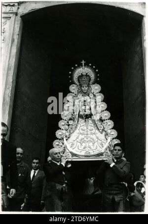 Rocío Rocío 08. Le 14 mai 1964, étant le frère aîné d'Antonio Romero Algarín, le dernier départ processionnel de la Vierge de Rocío vénérée au Salvador a eu lieu pour se rendre à l'église paroissiale de San Juan de Aznalfarache, dans la charrette du simpecado de la confrérie de Séville. En 1962 et 1963, étant le frère aîné de Gabriel Rojas Fernández, la Vierge avait déjà séjourné au Salvador. Dans l'image, le moment du départ de la Vierge, sur les épaules des Frères, à déposer dans le chariot de simpecado et commencer la marche vers San Juan de Aznalfarache. Highlander. C Banque D'Images