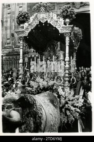 Rocío Rocío 07. Le 14 mai 1964, étant le frère aîné d'Antonio Romero Algarín, le dernier départ processionnel de la Vierge de Rocío vénérée au Salvador a eu lieu pour se rendre à l'église paroissiale de San Juan de Aznalfarache, dans la charrette du simpecado de la confrérie de Séville. En 1962 et 1963, étant le frère aîné de Gabriel Rojas Fernández, la Vierge séjourne au Salvador. Highlander. Crédit : Album / Archivo ABC / Serrano Banque D'Images