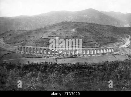 07/01/1916. Le chemin de fer de Canfranc. Vue panoramique sur le viaduc des 28 Arches, construit sur la route entre Jaca et Canfranc, et dont les travaux ont récemment été bénis. Photo : F. de las Heras. Crédit : Album / Archivo ABC / Francisco de las Heras Calvo Banque D'Images