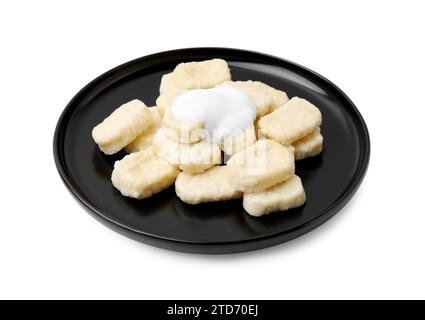 Assiette de délicieuses boulettes paresseuses avec de la crème sure isolée sur blanc Banque D'Images