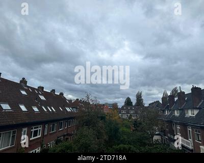 Belle vue sur les bâtiments et les arbres en ville par temps nuageux Banque D'Images