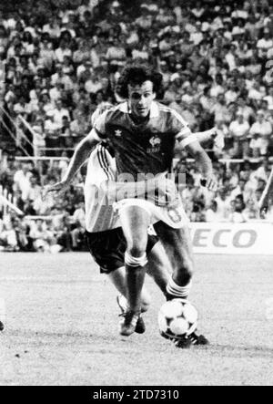 Séville, 07/08/1982. Match de demi-finale de la coupe du monde 1982, joué au stade de Ramón Sánchez Pizjuan entre la France et la République fédérale d'Allemagne, que cette dernière a remporté sur les pénalités, après avoir atteint un temps supplémentaire à égalité à 3-All. Dans l'image, Michel Platini tente de s'échapper d'un adversaire. Crédit : Album / Archivo ABC / Ángel Doblado Banque D'Images