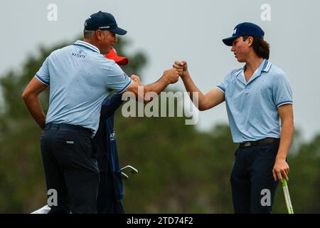 Orlando, Floride, États-Unis. Le 16 décembre 2023 : Matt Kuchar et son fils Cameron Kuchar cognent après le 18e trou lors de la première ronde du tournoi de golf PNC Championship au Ritz-Carlton Golf Club à Orlando, en Floride. Darren Lee/CSM crédit : CAL Sport Media/Alamy Live News Banque D'Images