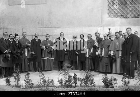 10/31/1917. Le centenaire du cardinal Cisneros à Tolède. Le Ministre de la grâce et de la Justice, M. Fernández Prida (X), avec les Prélats et les autorités civiles et militaires après l'acte de donner le nom du Cardinal Cisneros à la rue de la Puerta Llana. Crédit : Album / Archivo ABC / garces -C. Banque D'Images