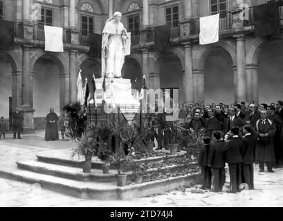 10/31/1917. Le centenaire du cardinal Cisneros à Alcalá de Henares. Écoliers plaçant des fleurs avant la stature de l'illustre franciscain dans l'hommage qui lui est dédié par le vénérable troisième ordre. Crédit : Album / Archivo ABC / José Zegri Banque D'Images