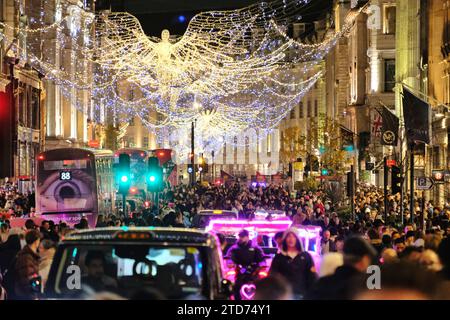 Londres, Royaume-Uni. 16 décembre 2023. Regent Street regorge d'acheteurs et de touristes l'avant-dernier samedi précédant Noël. Les détaillants ont fait une dernière tentative pour stimuler les ventes. Le British Retail Consortium (BRC) a rapporté le mois dernier que les magasins étaient confrontés à un « Noël difficile », les consommateurs dépensant moins. Crédit : Photographie de onzième heure / Alamy Live News Banque D'Images