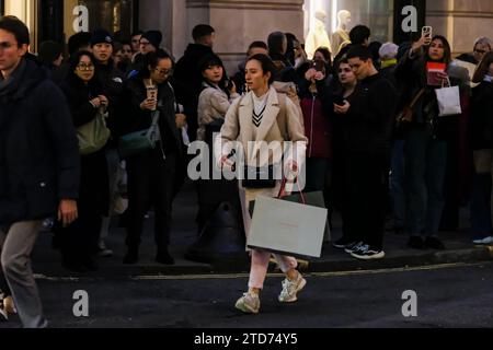 Londres, Royaume-Uni. 16 décembre 2023. Regent Street regorge d'acheteurs et de touristes l'avant-dernier samedi précédant Noël. Les détaillants ont fait une dernière tentative pour stimuler les ventes. Le British Retail Consortium (BRC) a rapporté le mois dernier que les magasins étaient confrontés à un « Noël difficile », les consommateurs dépensant moins. Crédit : Photographie de onzième heure / Alamy Live News Banque D'Images