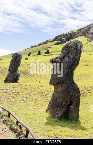 Moai se dirige sur la pente de Rano Raraku sur l'île de Pâques (Rapa Nui), au Chili. Banque D'Images
