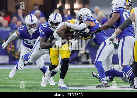 Indianapolis, Indiana, États-Unis. 17 décembre 2023, Indianapolis, Indiana, États-Unis : le running back des Steelers de Pittsburgh Najee Harris (22) est affronté par Eric Johnson II (93) lors du match entre les Steelers de Pittsburgh et les Colts d'Indianapolis au Lucas Oil Stadium, Indianapolis, Indiana. (Image de crédit : © Scott Stuart/ZUMA Press Wire) USAGE ÉDITORIAL SEULEMENT! Non destiné à UN USAGE commercial ! Crédit : ZUMA Press, Inc./Alamy Live News Banque D'Images