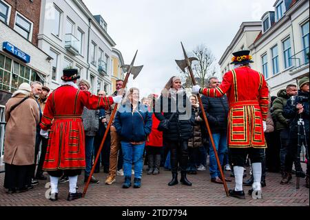 Deventer, pays-Bas . 16 décembre 2023. On voit des gens attendre que le Festival commence. Chaque année, vers cette date, le monde du 19e siècle de l'écrivain anglais Charles Dickens revit dans la belle ville hollandaise de Deventer. Plus de 950 personnages des célèbres livres de Dickens remontent à la vie. Riches dames et messieurs avec des chapeaux de haut défilé dans les rues.le paysage du festival se compose de bâtiments historiques, arbres de Noël, et des milliers de petites lumières. Crédit : SOPA Images Limited/Alamy Live News Banque D'Images