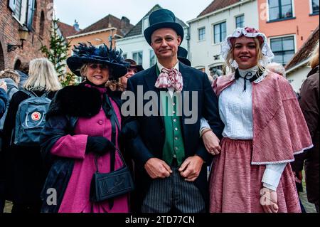 Deventer, pays-Bas . 16 décembre 2023. Un groupe de personnes est vu portant des costumes victoriens. Chaque année, vers cette date, le monde du 19e siècle de l'écrivain anglais Charles Dickens revit dans la belle ville hollandaise de Deventer. Plus de 950 personnages des célèbres livres de Dickens remontent à la vie. Riches dames et messieurs avec des chapeaux de haut défilé dans les rues.le paysage du festival se compose de bâtiments historiques, arbres de Noël, et des milliers de petites lumières. Crédit : SOPA Images Limited/Alamy Live News Banque D'Images