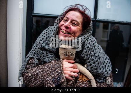 Deventer, pays-Bas . 16 décembre 2023. Une femme se produit en tant que sans-abri pendant le Dickens Times. Chaque année, vers cette date, le monde du 19e siècle de l'écrivain anglais Charles Dickens revit dans la belle ville hollandaise de Deventer. Plus de 950 personnages des célèbres livres de Dickens remontent à la vie. Riches dames et messieurs avec des chapeaux de haut défilé dans les rues.le paysage du festival se compose de bâtiments historiques, arbres de Noël, et des milliers de petites lumières. Crédit : SOPA Images Limited/Alamy Live News Banque D'Images