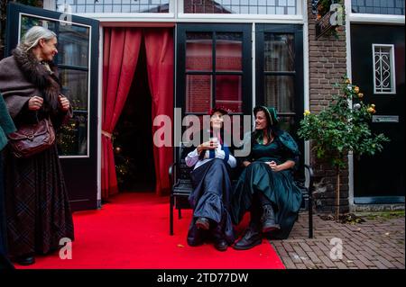 Deventer, pays-Bas . 16 décembre 2023. Un groupe de femmes se produit avec des costumes victoriens. Chaque année, vers cette date, le monde du 19e siècle de l'écrivain anglais Charles Dickens revit dans la belle ville hollandaise de Deventer. Plus de 950 personnages des célèbres livres de Dickens remontent à la vie. Riches dames et messieurs avec des chapeaux de haut défilé dans les rues.le paysage du festival se compose de bâtiments historiques, arbres de Noël, et des milliers de petites lumières. Crédit : SOPA Images Limited/Alamy Live News Banque D'Images