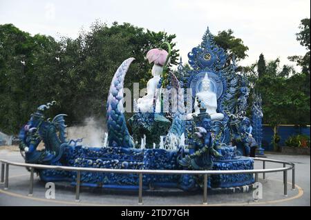 Le Bouddha extérieur blanc assis est le 74e Buddhadhammachakra et Phra Upakut est une statue blanche perlée décorée au temple Wat Rong Suea Ten. Banque D'Images