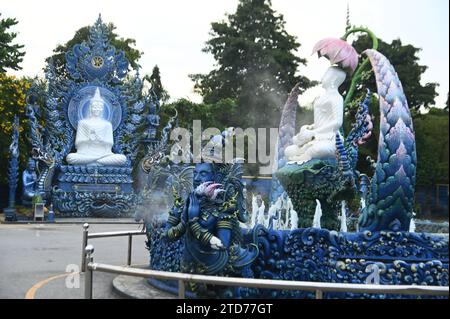 Le Bouddha extérieur blanc assis est le 74e Buddhadhammachakra et Phra Upakut est une statue blanche perlée décorée au temple Wat Rong Suea Ten. Banque D'Images