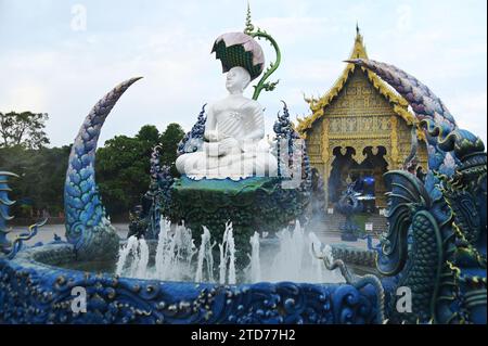 Phra Upakut est une statue blanche perlée placée au milieu d'une fontaine à l'ombre des fleurs de lotus. Devant la chapelle du Wat Rong Suea Ten. Banque D'Images