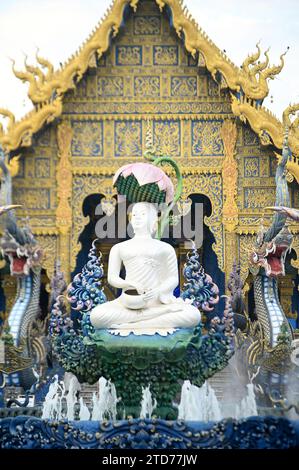 Phra Upakut est une statue blanche perlée placée au milieu d'une fontaine à l'ombre des fleurs de lotus. Devant la chapelle du Wat Rong Suea Ten. Banque D'Images