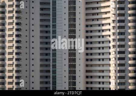 immeuble d'appartements à cadre plein. grand mur d'immeuble d'appartements avec énorme quantité de fenêtres, fond plein cadre et texture. gratte-ciel, apartme Banque D'Images