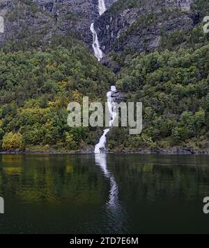 Une petite cascade de la montagne avec le reflet dans l'eau. Banque D'Images