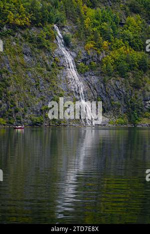 Une petite cascade de la montagne avec le reflet dans l'eau. Banque D'Images