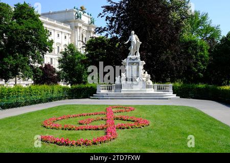 Vienne Autriche - Statue de Mozart avec décoration florale Banque D'Images