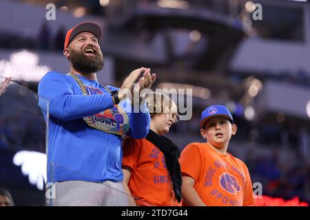 16 décembre 2023, Los Angeles, Californie, États-Unis : les fans de Boise State acclament avant le Starco Brands LA Bowl 2023 organisé par Gronk entre UCLA et Boise State au SOFI Stadium de Los Angeles, Californie. (Image de crédit : © Brenton Tse/ZUMA Press Wire) USAGE ÉDITORIAL SEULEMENT! Non destiné à UN USAGE commercial ! Banque D'Images