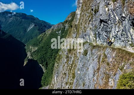 L'étroit et précipitant sentier Zhuilu Old Trail, parc national de Taroko, Taïwan Banque D'Images