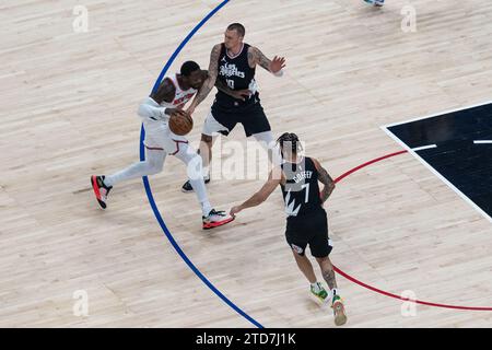 16 décembre 2023, États-Unis, Los Angeles : basket-ball : NBA, Los Angeles Clippers - New York Knicks ; tour principal, matchs du tour principal, 50e journée : le joueur national de basket-ball Daniel Theis (ci-dessus) défend contre Julius Randle des New York Knicks. Photo : Maximilian Haupt/dpa Banque D'Images