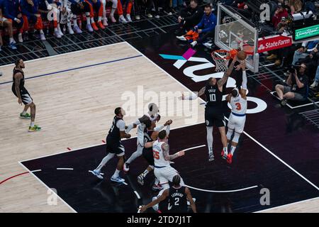 16 décembre 2023, USA, Los Angeles : basket-ball : NBA, Los Angeles Clippers - New York Knicks ; tour principal, matchs de tour principal, 50e journée : le joueur de basket-ball Daniel Theis (2e à partir de la droite) défend contre Josh Hart des New York Knicks. Photo : Maximilian Haupt/dpa Banque D'Images