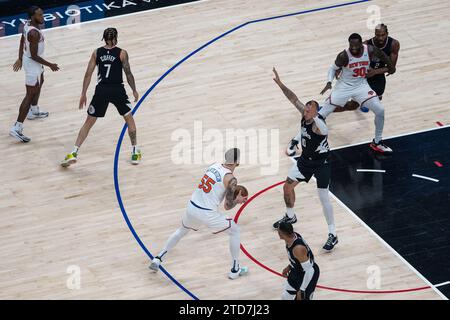 16 décembre 2023, États-Unis, Los Angeles : basket-ball : NBA, Los Angeles Clippers - New York Knicks ; tour principal, matchs du tour principal, 50e jour de match : le joueur national de basket-ball Daniel Theis (numéro 10) défend contre Isaiah Hartenstein (numéro 55) des New York Knicks. Photo : Maximilian Haupt/dpa Banque D'Images