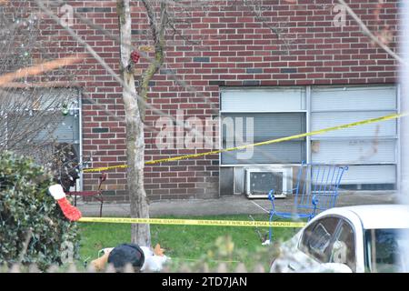 Belleville, New Jersey, États-Unis. 16 décembre 2023. La bande de police entoure la scène de crime à Belleville. Le procureur intérimaire du comté d'Essex Theodore N. Stephens, II, et le chef de police de Belleville Mark Minichini ont annoncé que le groupe de travail homicide/crimes majeurs du bureau du procureur du comté d'Essex enquête sur la fusillade mortelle de Francis Medina, 37 ans, de Belleville, et d'un garçon de 4 ans qui a été blessé dans la fusillade à Belleville, New Jersey. Crédit : SOPA Images Limited/Alamy Live News Banque D'Images