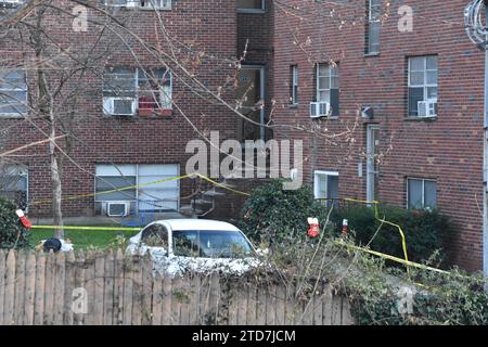 Belleville, New Jersey, États-Unis. 16 décembre 2023. La bande de police entoure la scène de crime à Belleville. Le procureur intérimaire du comté d'Essex Theodore N. Stephens, II, et le chef de police de Belleville Mark Minichini ont annoncé que le groupe de travail homicide/crimes majeurs du bureau du procureur du comté d'Essex enquête sur la fusillade mortelle de Francis Medina, 37 ans, de Belleville, et d'un garçon de 4 ans qui a été blessé dans la fusillade à Belleville, New Jersey. Crédit : SOPA Images Limited/Alamy Live News Banque D'Images