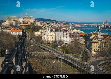 Une des plus belles vues de la citadelle avec le château de Buda sur la colline et les bâtiments fantastiques de front de mer, Budapest, Hongrie, Europe Banque D'Images